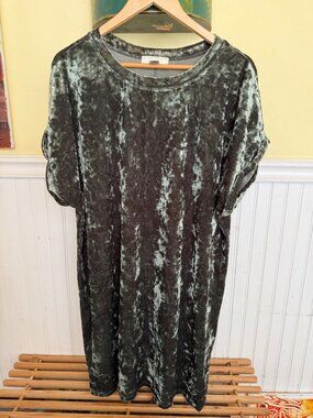 Forever 21 Plus Size 2X Crushed Velvet Black Shift Dress Mid-Length Short Sleeve